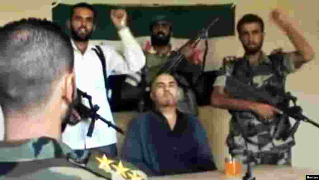 Suriyeli Muhalifler, Suriyeli Albay Pilot Mohammed Suleiman'ı ka&ccedil;ırdı, Ağustos 13, 2012