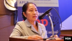 រូបឯកសារ៖ លោកស្រី ជូ ប៊ុនអេង រដ្ឋលេខាធិការ​ក្រសួង​មហាផ្ទៃ និង​ជា​អនុប្រធាន​អចិន្ទ្រៃយ៍​នៃ​គណៈកម្មធិការ​ជាតិ​បង្ក្រាប​ការជួញដូរ​ និង​ផ្លូវភេទ​លើ​ស្ត្រី និង​កុមារ​នៅក្នុង​កិច្ចពិភាក្សា​ជំនាញ​ស្តីពី «ការប្រយុទ្ធ​ប្រឆាំង​អំពើ​កេងប្រវ័ញ្ច​ និង​អំពើ​រំលោភបំពាន​ផ្លូវភេទ​លើ​កុមារ​តាម​ប្រព័ន្ធ​អ៊ីធឺណិត» ក្នុង​រាជធានី​ភ្នំពេញ​ កាលពី​ថ្ងៃទី១៤ ខែកញ្ញា ឆ្នាំ២០១៦។ (ហ៊ាន សុជាតា/VOA)