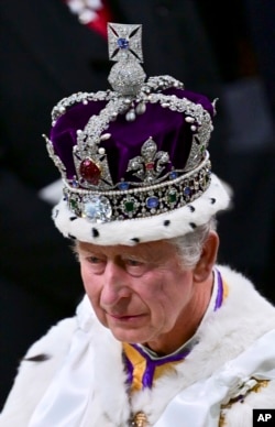 El rey Carlos III con la Corona del Estado Imperial, cuando se va después de su ceremonia de coronación, en la Abadía de Westminster, en Londres, el sábado 6 de mayo de 2023. (Mark Large/ vía AP)