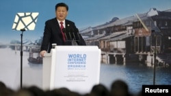Presiden China Xi Jinping memberikan sambutan dalam pembukaan Konferensi Internet Dunia ke-2 di kota Wuzhen, Jiaxing, provinsi Zhejiang, China (16/12).