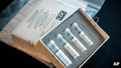 រូបថត​ពី​មជ្ឈមណ្ឌល​ទប់ស្កាត់​និង​បង្ការ​ជំងឺ​របស់​សហរដ្ឋអាមេរិក​បង្ហាញ​ពី​ឧបករណ៍​សម្រាប់​ធ្វើ​តេស្ដ​រក​មេរោគ​កូរ៉ូណាវីរុស​ក្នុង​មន្ទីរ​ពិសោធន៍​របស់​មជ្ឈមណ្ឌល​នេះ។ 