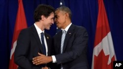 El primer ministro de Canadá, Justin Trudeau y el presidente de EE.UU., Barack Obama, en un aparte de la Cumbre de Cooperación Económica Asia-Pacífico, en Manila, Filipinas. Nov. 19, 2015.