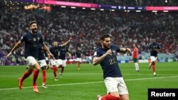 Mfaransa Theo Hernandez akishangilia baada ya kufunga bao lake la kwanza akiwa na Olivier Giroud . katika mechi ya Ufaransa dhidi ya Morocco uwanja wa AlBayt. REUTERS/Dylan Martinez.