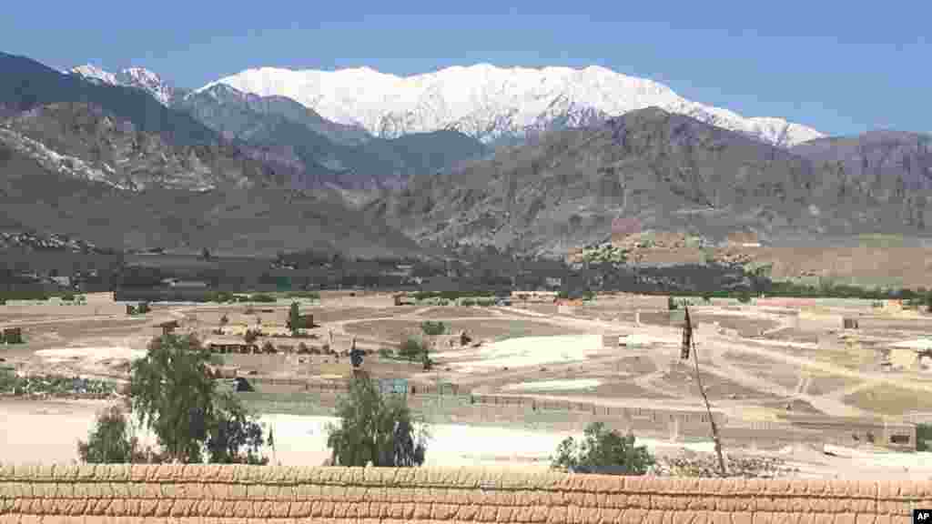 Yankin d'Achin, a garin Jalalabad, bayan sakowar bam da Amurakawa suka yi a Afghanistan,&nbsp;13 ga watan Afirilu shekara 2017. &nbsp;