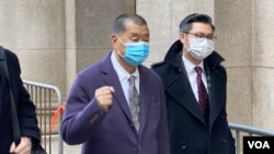 홍콩의 민주화 운동가이자 언론 재벌인 지미 라이가 지난 2020년 12월 31일 홍콩에서 열린 재판 도중 휴식 시간에 종심법원에 도착하고 있는 모습.