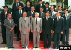FILE - Cambodian political leaders (front row from left to right), opposition leader Prince Norodom Ranariddh, ruling Cambodian People's Party president Chea Sim, King Norodom Sihanouk, government leader Hun Sen and opposition politician Sam Rainsy pose for pictures after meeting in Siem Reap, northern Cambodia September 22, 1998.