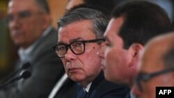 Gerardo Blyde, delegado jefe de la oposición para las negociaciones facilitadas por Noruega, participa con otros dirigentes del antichavismo en una reunión con los representantes oficialistas en la sede del poder legislativo en Caracas, el 19 de febrero de 2024.