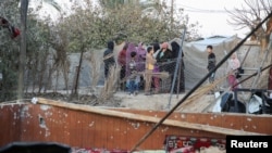 Палестинците ја проверуваат штетата во шаторскиот камп во кој се засолнуваат раселените луѓе, по израелскиот напад во областа Ал-Маваси во Кан Јунис, јужниот дел на Газа, 23 декември 2024 година.