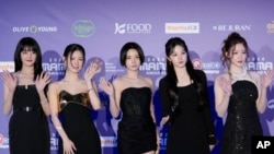 南韓女子團體 (G) I-DLE 抵達日本大阪參加MAMA頒獎典禮的紅毯。(美聯社：2024年11月23日)