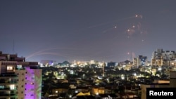 Izraelski sistem protiv-vazdušne odbrane "Gvozdena kupola" aktiviran je u novogodišnjoj noći posle baraža raketa koje je Hamas ispalio iz Gaze (Foto: REUTERS/Amir Cohen)