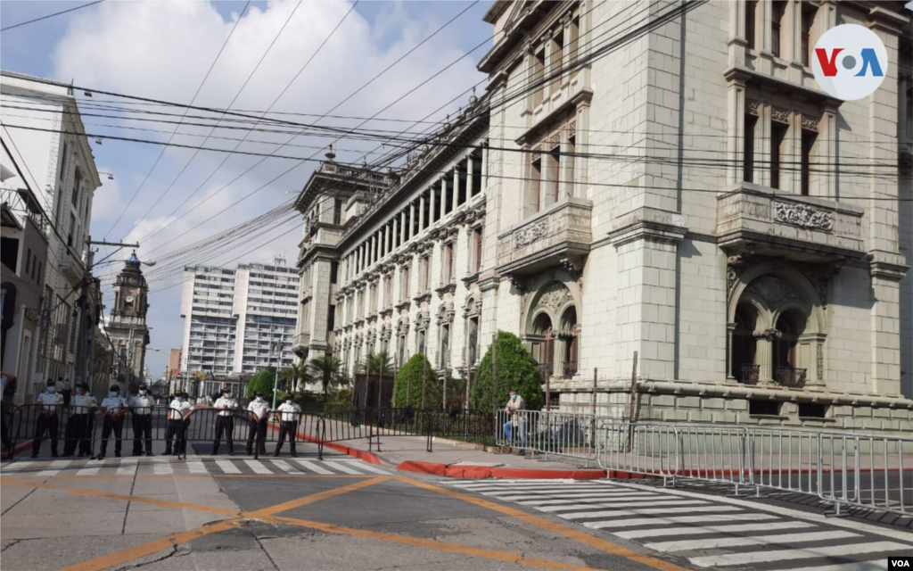 Calles cerradas alrededor del Palacio Nacional de la Cultura a pocos minutos de la llegada de la vicepresidenta Kamala Harris. Foto: Eugenia Sagastume, VOA.