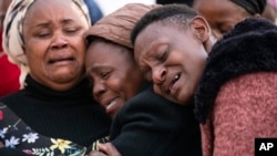 Des milliers de personnes s'étaient rassemblées le long du parcours pour assister au passage du corbillard, escorté par des voitures de la police et de l'armée.