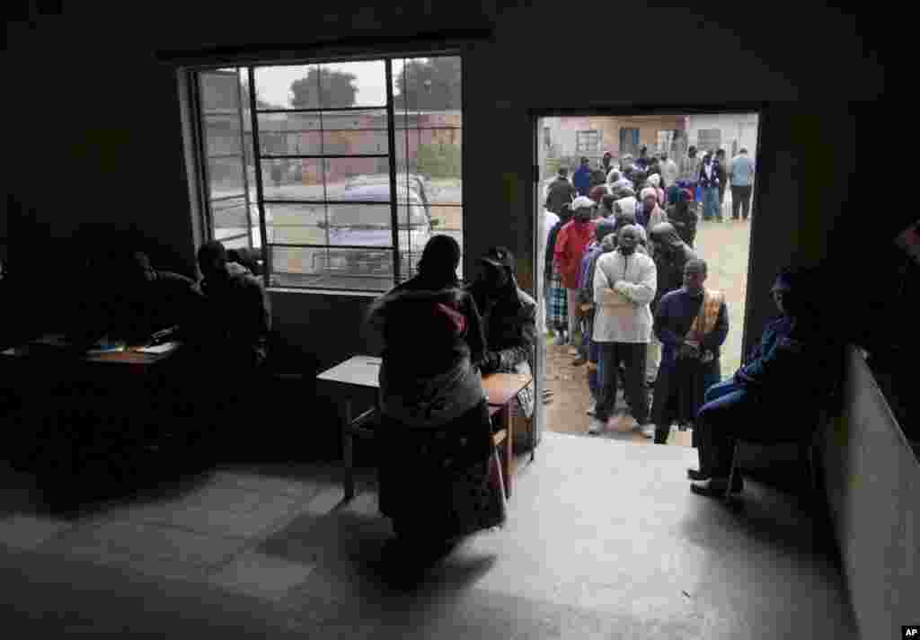 Zimbabweans queue to cast their votes in the country's general elections in Morondera, rural Zimbabwe, July 31, 2013. 