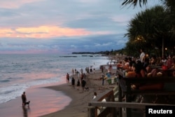 Wisatawan menikmati sunset di Pantai Canggu di tengah pandemi COVID-19 di Bali, 2 Desember 2021. (Foto: Reuters)