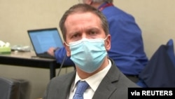 El exagente de policía Dereck Chauvin en el momento de escuchar su sentencia, en una corte de Minneapolis, EE. UU., el 20 de abril de 2021.