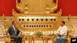 រដ្ឋមន្ត្រី​ការបរទេស​ចិន​លោក Wang Yi និយាយ​ជាមួយ​ឧត្តមសេនីយ៍​ជាន់​ខ្ពស់​លោក Min Aung Hlaing កាលពីថ្ងៃទី​១៤ សីហា ឆ្នាំ២០២៤។