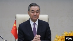 លោករដ្ឋមន្ត្រីការបរទេសចិន Wang Yi នៅឯវិមានសន្ដិភាព ក្នុងរាជធានីភ្នំពេញ អំឡុង​បំពេញ​ទស្សនកិច្ច​ផ្លូវការ​នៅ​កម្ពុជា កាលពីថ្ងៃទី១២ ខែតុលា ឆ្នាំ២០២០។ (អូន ឆេងប៉រ/វីអូអេ)