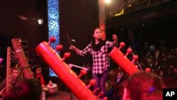 نگین خپلواک در مورد انستیتیوت موسیقی در یتیم خانه یی شنید که وی بیشترین عمرش را در آنجا سپری نموده است.