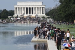 Demonstran berjalan ke Lincoln Memorial di Washington DC, untuk memprotes rasisme dan kebrutalan polisi, 28 Agustus 2020.
