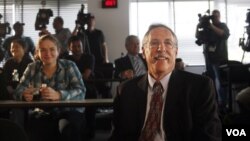 El profesor de economía del MIT, Peter Diamond, habla con la prensa poco después de enterarse que él es uno de los tres premiados con el Premio Nobel de Economía 2010.