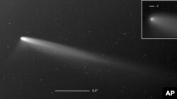 Slika koju je ustupio Patrick Ditz prikazuje dva pogleda na kometu C/2023 A3 sa dodanim linijama koje ukazuju na njenu ugaonu veličinu, gledano iz San Pedra de Atacame, Čile, 24. septembra 2024.