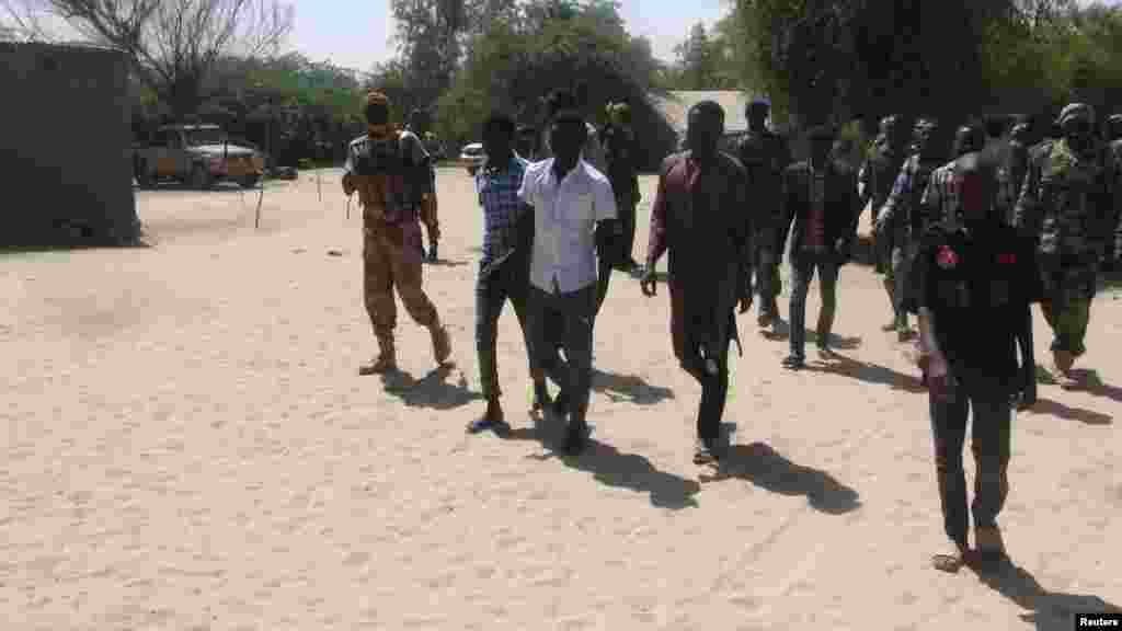 Tsoiffin 'yan kungiyar Boko Haram sun tattaru a gaban sojojin Chadi a garin Ngouboua ran 22 Afrilu, 2015. Yaran sun ce su 'yan kasar Chadi ne wadanda aka tilasta musu shiga kungiyar Boko Haram lokacin da suke karatun allo a Najeriya, amma daga baya sun kubuce suka gudu, suka mika kawunansu ga sojojin Chadi.