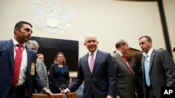 Le procureur général Jeff Sessions arrive devant le comité judiciaire de la Chambre des communes à Capitol Hill, Washington, 14 novembre 2017 .
