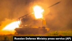 俄羅斯國防部2024年11月13日發布照片顯示，俄羅斯軍隊的多管火箭發射器「索恩採佩克」向俄羅斯庫爾斯克地區邊境地區的烏克蘭陣地開火。