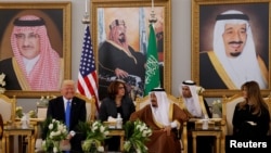 Rais Donald Trump afanya mazungumzo mafupi na Mfalme wa Saudi Salman Bin Abdulaziz