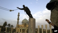 ڕووخانی پەیکەری سەدام لە مەیدانی فیردۆسی بەغدا لەلایەن خەڵکی سڤیلی عێراقی و هێزەکانی ئەمەریکا 9 ی چواری 2003