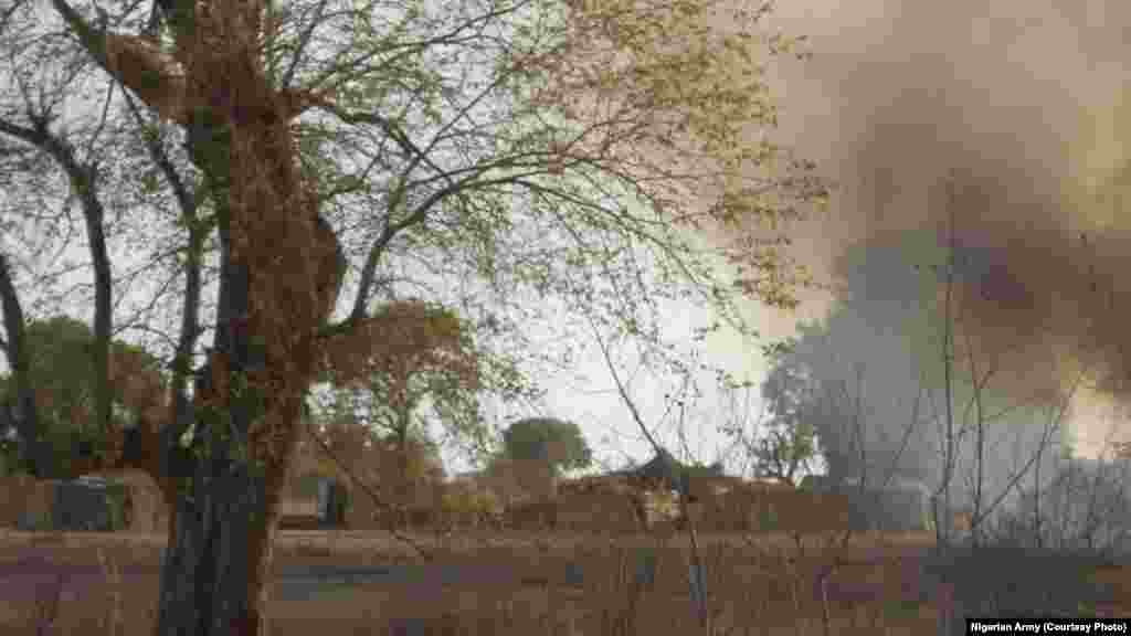 Wani sansanin 'yan ta'addar Boko Haram da sojojin Najeriya suka cinna ma wuta a cikin dajin Sambisa