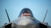 资料照：美国空军一名F-35战机飞行员在佛蒙特州的一个国民卫队基地做好了起飞的准备。