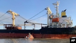 烏克蘭邊防局發佈的照片顯示一艘懸掛巴拿馬旗的民用貨輪，其位置在敖德薩州。(2023年12月18日)