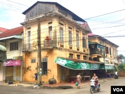 សំណង់​ផ្ទះ​ប្រវត្តិសាស្រ្ត​នៅ​ក្នុង​ក្រុង​បាត់ដំបង ខេត្តបាត់ដំបង ដែល​បន្សល់​ទុក​តាំងពី​សម័យ​អាណានិគម​បារាំង ហើយ​រដ្ឋាភិបាល​គ្រោង​នឹង​ស្នើ​សុំ​ដាក់​បញ្ចូល​ជា​បេតិកភណ្ឌ​ពិភព​លោក​របស់​អង្គការ​យូណេស្កូ។ (ស៊ុន ណារិន/VOA)