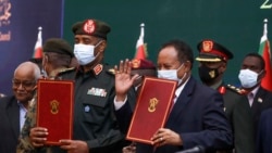 Mkuu wa Baraza la Mpito la Sudan Abdel Fattah Al-Burhan, pamoja na waziri mkuu Abdalla Hamdok baada ya kusaini mkataba mpya