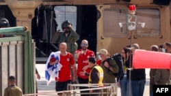 最新獲釋的以色列阿根廷人質霍因乘坐軍用直升機抵達以色列耶路撒冷。 (2025年2月15日)