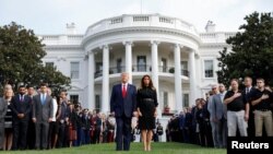 Predsednik Tramp i prva dama minutom ćutanja odaju počast žrtvama terorističkih napada 11. septembra 2001. (Foto: Reuters/Kevin Lamarque)