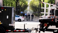 Policajci stoje ispred kapije Columbia univerziteta u New Yorku (Foto: AP/Julia Nikhinson)