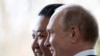 Presiden Rusia Vladimir Putin dean pemimpin Korea Utara Kim Jong Un berpose untuk foto dalam pertemuan di Vladivostok, Rusia, pada 25 April 2019. (Foto: Pool via Reuters/Alexander Zemlianichenko)