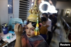 Dancers get ready backstage before a performance of masked theater known as Lakhon Khon in Cambodia. Picture taken November 7, 2018. (REUTERS/Athit Perawongmetha)