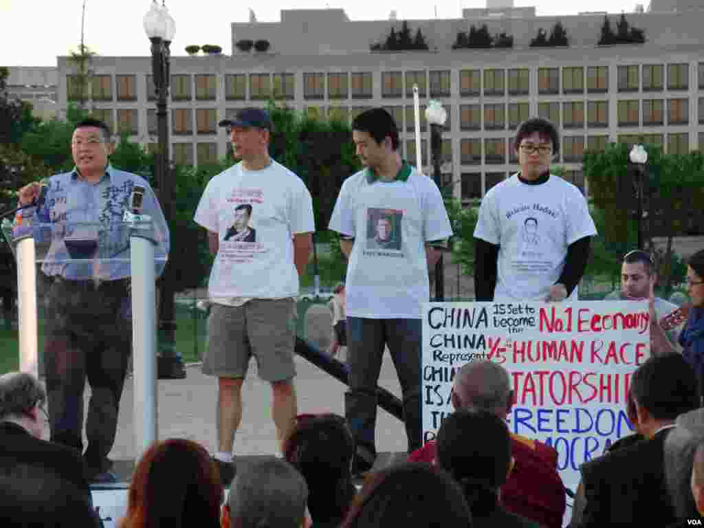 Speakers address the crowd at a memorial in Washington for the crackdown in Tiananmen Square, June 3, 2014. (Zhi Yuan/VOA)