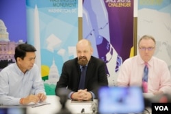 រូបឯកសារ៖ លោក​ ប៉ូ​ អេង ទីប្រឹក្សា Education USA ក្នុង​ស្ថានទូត​សហរដ្ឋ​អាមេរិក​ លោក Arend Zwartjes មន្រ្តី​ទំនាក់ទំនង​កិច្ច​ការ​សាធារណៈ​នៃ​ស្ថានទូត​សហរដ្ឋ​អាមេរិក​និង​លោក Christopher Degnan មន្រ្តី​គ្រប់គ្រង​គម្រោង​ក្នុង​តំបន់​អាស៊ី​អាគ្នេយ៍​នៃ​ក្រសួង​ការបរទេស​អាមេរិក​ថ្លែង​ទៅកាន់​អ្នកសារព័ត៌មាន​ អំឡុង​ការ​សម្ពោធ​មជ្ឈមណ្ឌល​អាមេរិកាំង​ដែល​ស្ថិត​នៅ​ក្នុង​ស្ថានទូត​សហរដ្ឋ​អាមេរិក​ក្នុងរាជធានី​ភ្នំពេញ​ ​ប្រទេស​កម្ពុជា។ (ទុំ ម្លិះ/VOA)