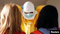 Un trabajador de la salud es entrenado para atender casos de ébola.