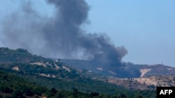 Фотографија направена на 8 октомври 2024 година, од позиција во северен Израел, во близина на границата со Либан, покажува чад по израелското бомбардирање на либанска територија
