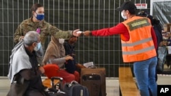 Arhiv - Afganistanske izgbjeglice u hangaru vojne baze Ramstein u Njemačkoj 8. septembra 2021. 