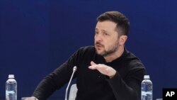 在俄羅斯入侵三週年之際，烏克蘭總統澤連斯基在基輔舉行的“支持烏克蘭”峰會之後的記者會上講話。 (2025年2月24日)