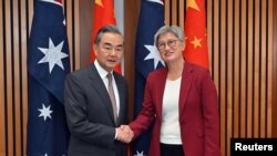 Waziri wa mambo ya nje wa China, Wang Yi akiwa na mwenzake wa Australia ,Penny Wong, mjini Canberra, Australia. Machi 20, 2024.