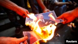 Протестувальники у Тбілісі палять портрети Путіна.