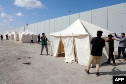 อาสาสมัครและคนงานเอ็นจีโอร่วมกันตั้งเต็นท์ตามแนวชายแดนกาซ่า-อียิปต์ ที่จุดข้ามแดนราฟาห์ เมื่อวันที่ 19 ต.ค. 2566