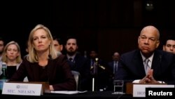 La secretaria de Seguridad Interior, Kirstjen Nielsen y su predecesor Jeh Johnson, testifican en el Capitolio ante el Comité de Inteligencia del Senado sobre seguridad en las elecciones. Marzo 21 de 2018. 